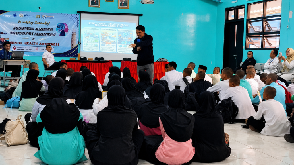 Capt. Arief Supriatna memaparkan peluang karier di industri transportasi laut dan maritim kepada peserta workshop.