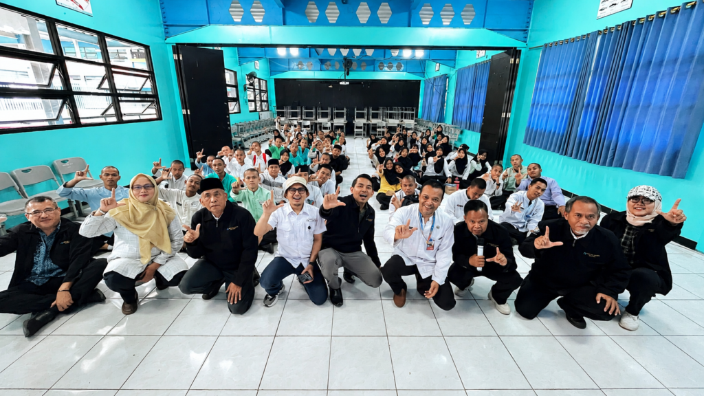 Dosen STMT Malahayati, narasumber, Wakil Kepala Sekolah SMKN 61 Jakarta, pendamping, dan 100 taruna/i berfoto bersama usai Workshop Interaktif Peluang Karier Industri Maritim dan Mental Health Awareness.