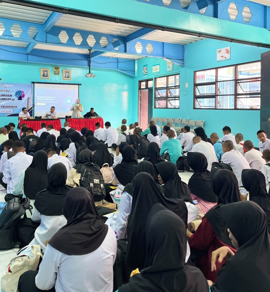 Ketua STMT Malahayati, Dr. Mardiana, membuka Workshop Interaktif Peluang Karier Industri Maritim dan Mental Health Awareness di SMKN 61 Jakarta.