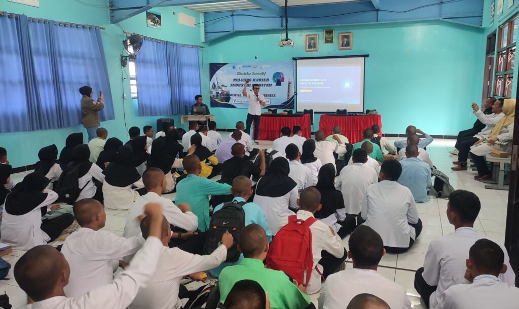 Harmuzan, S.Pd., M.M. menyampaikan materi Mental Health di Industri High Risk kepada 100 taruna dan taruni SMKN 61 Jakarta.
